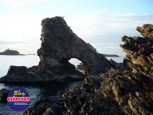 Vẻ đẹp bí ẩn những bãi đá đen Quảng Ninh Vẻ đẹp bí ẩn những bãi đá đen Quảng Ninh